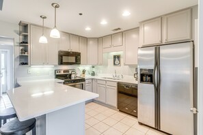 Frigorífico, microondas, placa de cocina y lavavajillas