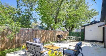 Cedar Hill Home w/ Fenced Patio, Grill & Foosball!