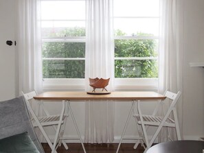 Dining - One bedroom holiday flat near the 3 Sisters (Katoomba)