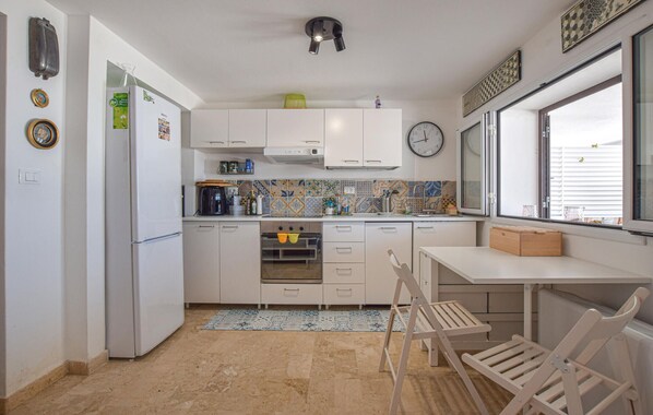 Fridge, dishwasher
