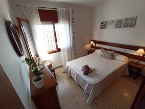 1 slaapkamer, een strijkplank/strijkijzer, wifi