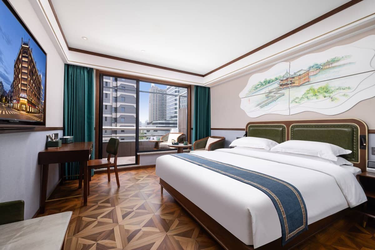 Luxury Double Room | Premium bedding, individually decorated, desk, laptop workspace