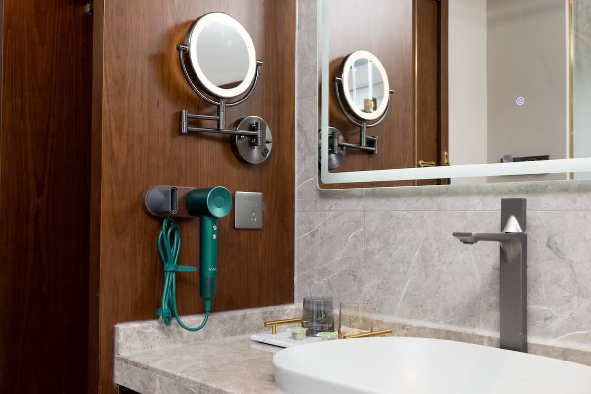 Shower, rainfall showerhead, free toiletries, hair dryer