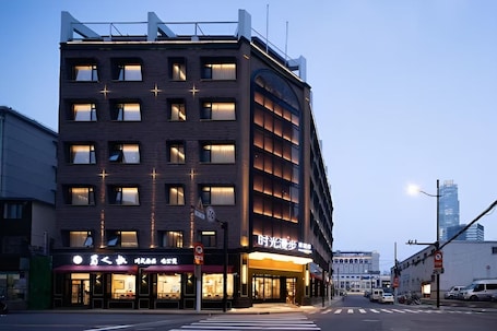 Property entrance. Nostalgia S Hotel(Shanghai Railway Station )
