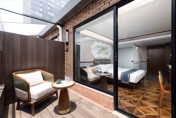 Premium bedding, individually decorated, desk, laptop workspace