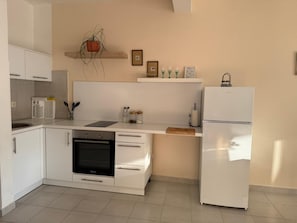 冰箱、微波炉、茶具/咖啡用具、高脚椅