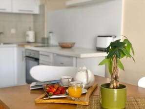 Refrigerador, microondas, cafetera y tetera y periquera 