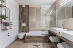 Dusche, kostenlose Toilettenartikel, Haartrockner, Handtücher