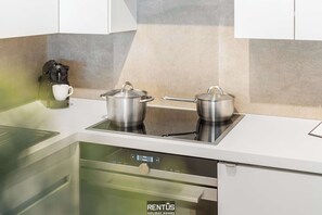 Réfrigérateur, four à micro-ondes, un four, surface de cuisson