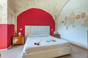 Familienvilla, 3 Schlafzimmer, Bergseite (Gioberti 20 I Trulli With Pool) | 3 Schlafzimmer, kostenloses WLAN, Bettwäsche