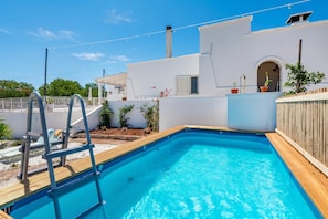 Villa familiale, 3 chambres, terrasse, côté montagne (Gioberti 20 I Trulli With Pool) | Piscine | Piscine extérieure en saison