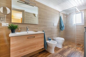 Villa familiare, 3 camere da letto, lato montagna (Gioberti 20 I Trulli With Pool) | Bagno | Doccia, asciugacapelli, bidet, asciugamani