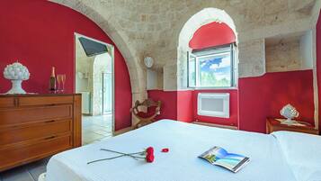 Family Villa, Multiple Bedrooms, Mountainside (Gioberti 20 I Trulli With Pool) | 3 bedrooms, free WiFi, bed sheets