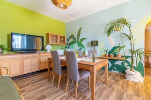 Familienvilla, 3 Schlafzimmer, Bergseite (Gioberti 20 I Trulli With Pool) | Wohnzimmer | 21-Zoll-Flachbildfernseher mit Kabelempfang, Fernseher