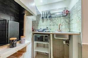 Kjøleskap, mikrobølgeovn, kokeplater og kaffetrakter/tekoker