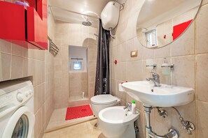 Ducha, secador de pelo, bidet, toallas