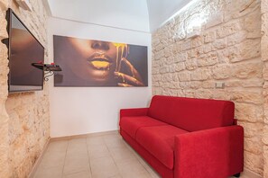 Flatskjerm-TV og peis