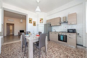 家庭公寓, 多间卧室 (Casa Del Sol Alberobello) | 私人厨房 | 冰箱、微波炉、烤箱、炉灶