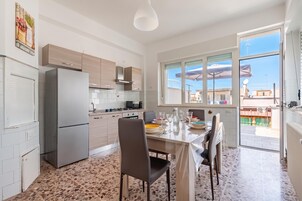 Family Apartment, 1 Bedroom, Microwave (Casa Del Sol Alberobello) | Private kitchen