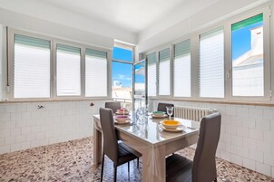 Family Apartment, 1 Bedroom, Microwave (Casa Del Sol Alberobello) | Dining