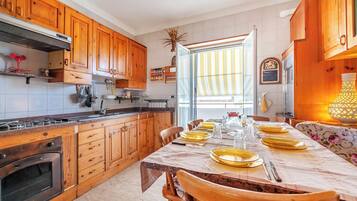 Fridge, oven, stovetop, coffee/tea maker