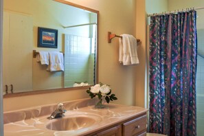 Een douche, een haardroger, handdoeken, shampoo