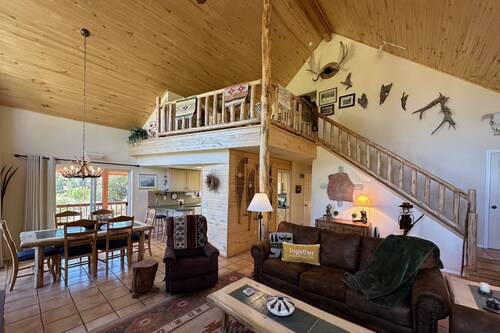 Hot Tub, Downtown, Pet Friendly, Deck, 2 Living Spaces, Walk to Dining!