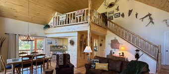 Hot Tub, Downtown, Pet Friendly, Deck, 2 Living Spaces, Walk to Dining!