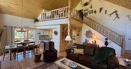 Hot Tub, Downtown, Pet Friendly, Deck, 2 Living Spaces, Walk to Dining!