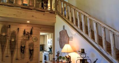 Deck Creekside Cabin: Hot Tub, Downtown, Pet Friendly, Deck, 2 Living Spaces, Walk to Dining!
