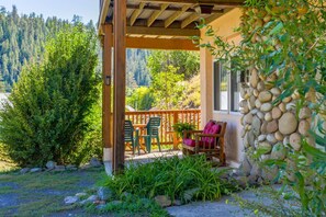Terrace/patio - Deck Creekside Cabin: Hot Tub, Downtown, Pet Friendly, Deck, 2 Living Spaces, Walk to Dining! (Pagosa Springs)