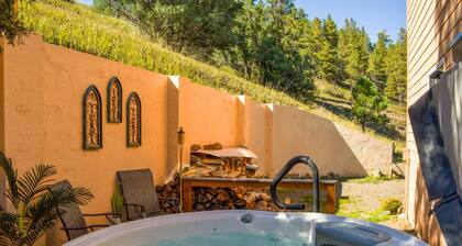 Hot Tub, Downtown, Pet Friendly, Deck, 2 Living Spaces, Walk to Dining!