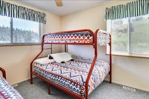 5 bedrooms, iron/ironing board, free WiFi, bed sheets