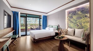Exclusive Double Room, City View | Peralatan tempat tidur premium, busa memori, bar mini percuma, meja 