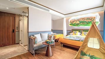 家庭双床房, 庭院景观 | 高档床上用品、记忆海绵床垫、迷你吧(备有免费物品)、办公桌