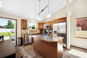 冷蔵庫、電子レンジ、オーブン、コンロ