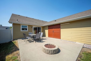 Outdoor dining - Cozy 3-Bedroom Coeur d'Alene Home w/ Hot Tub & Fire Pit (Coeur d'Alene)