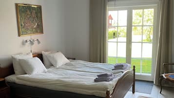 Hypo-allergenic bedding, laptop workspace, soundproofing, free WiFi