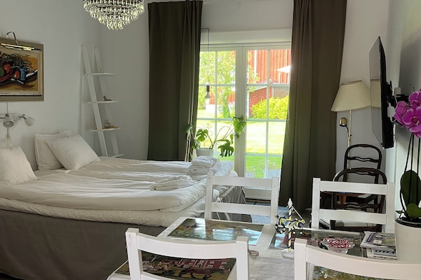 Ropa de cama hipoalergénica y espacio para trabajar con laptop