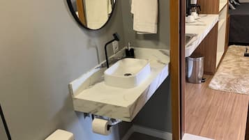 Douche, savon, papier toilette