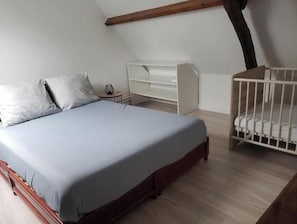 4 chambres, fer et planche à repasser, Wi-Fi gratuit, draps fournis