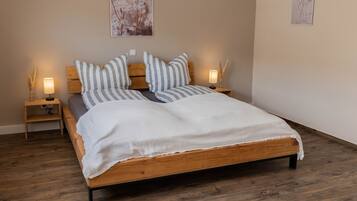 3 室のベッドルーム、WiFi (無料)、ベッドシーツ