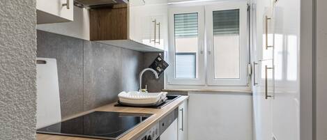 冷蔵庫、電子レンジ、オーブン、コンロ