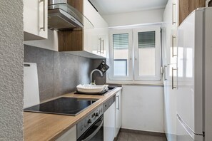 Jääkaappi, mikroaaltouuni, uuni, liesi