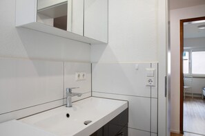 Shower - Apartment 'Wohnung 05' with Balcony and Wi-Fi (Waiblingen)