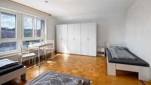 A room with a bed, a desk, and a wardrobe. - Apartment 'Wohnung 06' with Wi-Fi (Waiblingen)