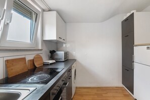 Een koelkast, een microgolfoven, een oven, een kookplaat