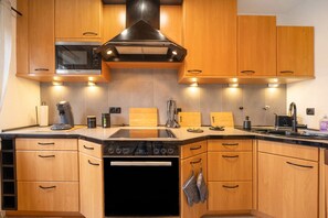 Refrigerador, microondas, horno y parrilla de estufa 