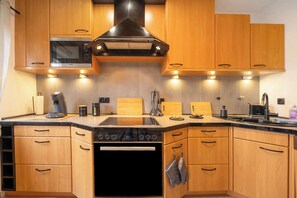 Kühlschrank, Mikrowelle, Ofen, Herdplatte