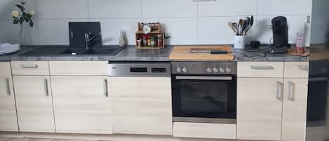 Réfrigérateur, micro-ondes, four, plaque de cuisson